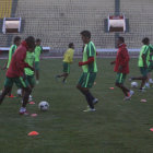 Los jugadores estudiantiles durante los primeros minutos del entrenamiento de anoche.