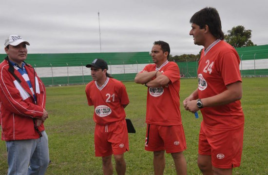 El tcnico argentino (d) reemplaz a Claudio Chacior.