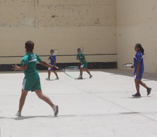 Los colegios de Camargo y Serrano ayer, en la fase de grupos de la pelota raqueta.