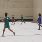 Los colegios de Camargo y Serrano ayer, en la fase de grupos de la pelota raqueta.