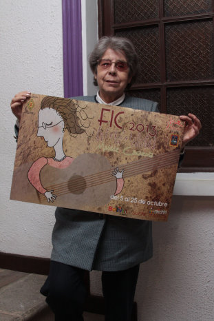 ARTISTA. La compositora Matilde Casazola exhibe el afiche del Festival dedicado en su honor.