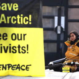 PROTESTA. Un activista de Greenpeace permanece encadenado a un surtidor de gasolina para demandar la liberacin de sus colegas.