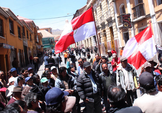 PROTESTAS. Grupos cvicos hacen cumplir el paro en Trinidad (abajo) y la movilizacin cumplida ayer en Potos (arriba).