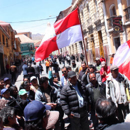 PROTESTAS. Grupos cvicos hacen cumplir el paro en Trinidad (abajo) y la movilizacin cumplida ayer en Potos (arriba).