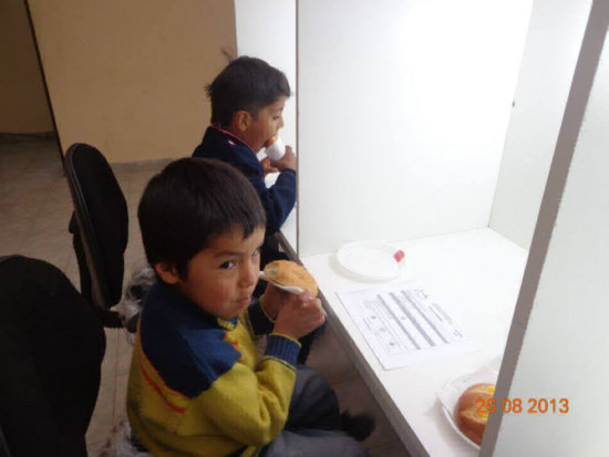 DESAYUNO. Estudiantes de 69 unidades educativas de Sucre participaron del estudio sensorial organizado por la Municipalidad.