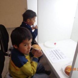 DESAYUNO. Estudiantes de 69 unidades educativas de Sucre participaron del estudio sensorial organizado por la Municipalidad.