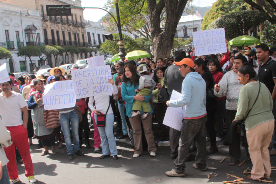 MARCHA. Padres de familia fueron a la Alcalda.