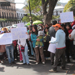 MARCHA. Padres de familia fueron a la Alcalda.