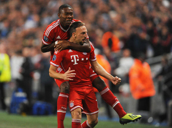 Franck Ribry abri el camino del triunfo del Bayern; abajo, Cristiano Ronaldo anot dos goles para el Real Madrid.