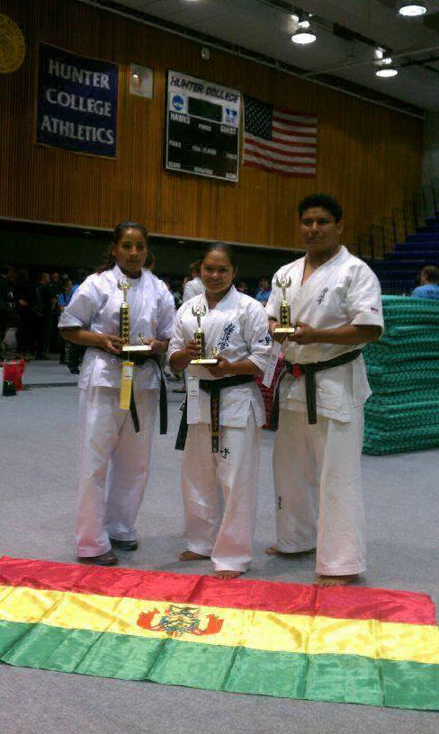 Rosario Barrios, Mariela Zrate y Rafael Cisneros posan con sus trofeos luego del evento Panamericano.