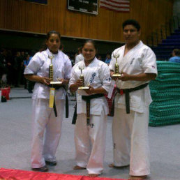 Rosario Barrios, Mariela Zrate y Rafael Cisneros posan con sus trofeos luego del evento Panamericano.