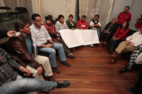 PIQUETE. 11 personas, a la cabeza del alcalde Moiss Torres, ayunan desde la tarde de ayer en la Alcalda de Sucre, en rechazo al proyecto de ley del TSE.