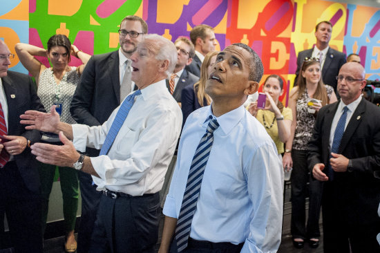 ENCARGO. El presidente estadounidense Barack Obama y el vicepresidente Joe Biden (c) observan el men del restaurante Taylor Gourmet.