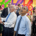 ENCARGO. El presidente estadounidense Barack Obama y el vicepresidente Joe Biden (c) observan el men del restaurante Taylor Gourmet.