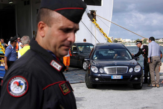 EMERGENCIA. Coches fnebres desembarcan en el puerto de Lampedusa, Italia, luego del naufragio de una embarcacin con inmigrantes.