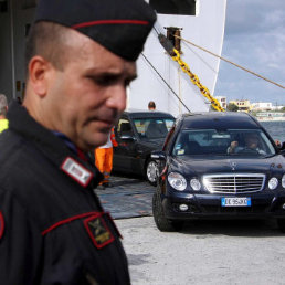 EMERGENCIA. Coches fnebres desembarcan en el puerto de Lampedusa, Italia, luego del naufragio de una embarcacin con inmigrantes.