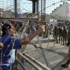 VIOLENCIA. Policas egipcios utilizan la fuerza contra manifestantes islamistas.