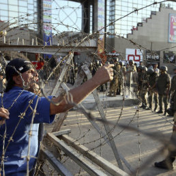 VIOLENCIA. Policas egipcios utilizan la fuerza contra manifestantes islamistas.