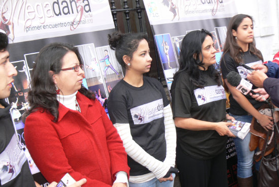 ARTE. Las promotoras de Mega Danza, a la cabeza de Amparo Silva, promocionaron ayer la actividad inaugural en la plaza central.