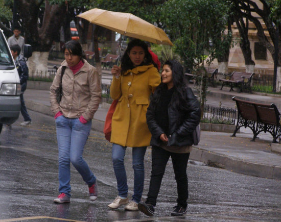 CLIMA. Ayer comenz la temporada de lluvias en Sucre y encontr desprevenidas a muchas personas. Para hoy y maana se prevn nuevas precipitaciones.