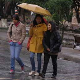 CLIMA. Ayer comenz la temporada de lluvias en Sucre y encontr desprevenidas a muchas personas. Para hoy y maana se prevn nuevas precipitaciones.