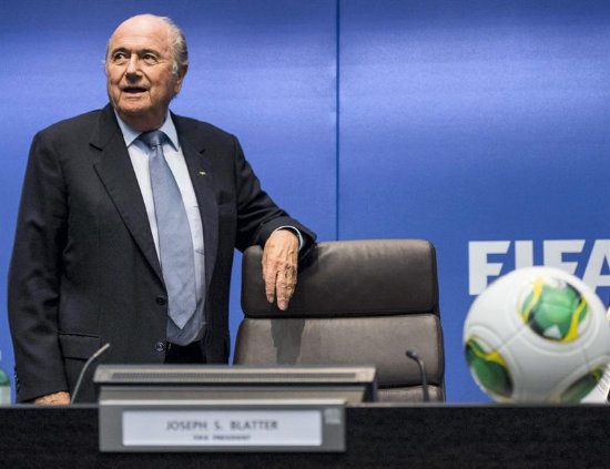 El presidente de la FIFA, el suizo Joseph Blatter, a su llegada a una rueda de prensa celebrada ayer, en Zrich.