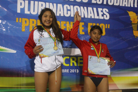 La prueba de 4x100 metros ganada por el colegio Boliviano Alemn; al lado, Pilar Cervantes (i) celebra en el podio luego de vencer en 50 m. Libre.