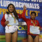 La prueba de 4x100 metros ganada por el colegio Boliviano Alemn; al lado, Pilar Cervantes (i) celebra en el podio luego de vencer en 50 m. Libre.