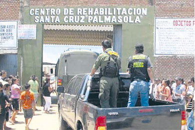 DECISIN. En la crcel de Palmasola estn alrededor de 100 nios mayores de seis aos.