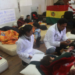 Dos escenarios. La huelga de hambre en la Alcalda de Sucre (izq.) y la partida de la caravana de autoridades departamentales al encuentro con el Presidente (der.).