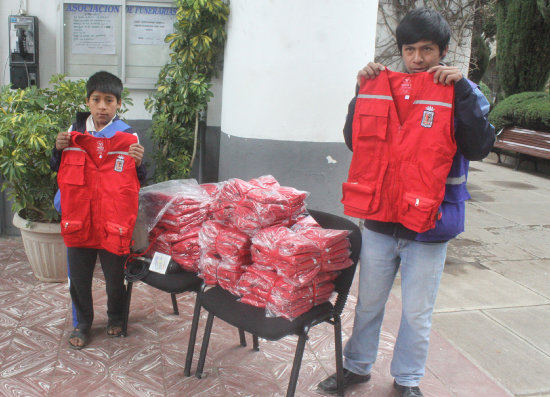 ENTREGA. Los nios trabajadores recibieron 50 chalecos.