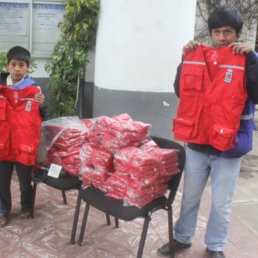 ENTREGA. Los nios trabajadores recibieron 50 chalecos.