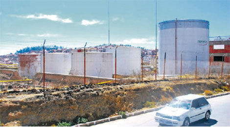 PROYECTO. El no retiro de los tanques por parte de YPFB demoró la construcción del mosocomio durante más de dos años.