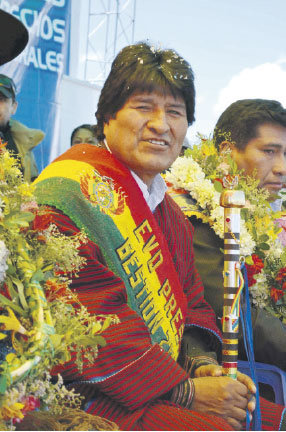 CAMPAA. El presidente Evo Morales entreg una cancha de csped sinttico en Guaqui, ayer.