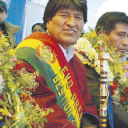 CAMPAA. El presidente Evo Morales entreg una cancha de csped sinttico en Guaqui, ayer.