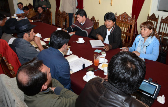 ACCIONES. La comitiva chuquisaquea se reuni ayer con el presidente Evo Morales, en La Paz (izq.). Al lado, contina el piquete de huelga de hambre en la Subalcalda del Distrito 1, en Sucre.