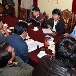 ACCIONES. La comitiva chuquisaquea se reuni ayer con el presidente Evo Morales, en La Paz (izq.). Al lado, contina el piquete de huelga de hambre en la Subalcalda del Distrito 1, en Sucre.