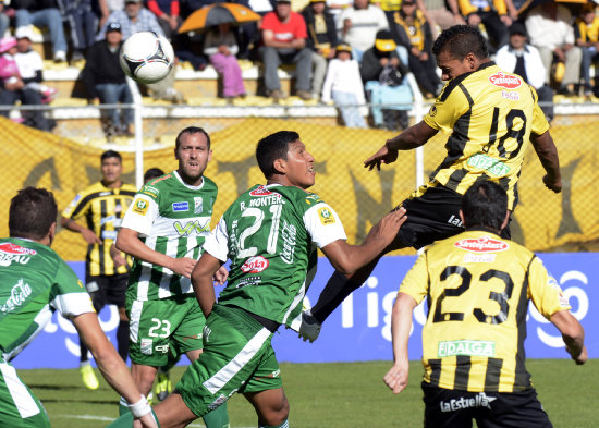 Dos escenas del partido disputado en el estadio Hernando Siles de La Paz, entre atigrados y refineros.