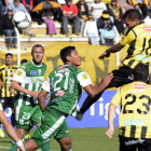 Dos escenas del partido disputado en el estadio Hernando Siles de La Paz, entre atigrados y refineros.