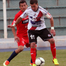 Rodrigo Vargas, de Nacional Potos, intenta superar la marcacin del estudiantil Enrique Flores.