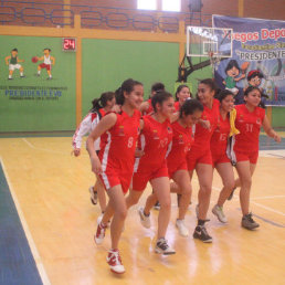 Las alumnas del colegio Sagrado Corazn festejan el ttulo conseguido en la disciplina de bsquetbol en la rama femenina.