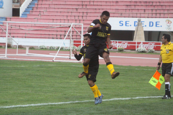 Jorge Torrez celebra uno de los goles de Junn.