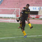 Jorge Torrez celebra uno de los goles de Junn.