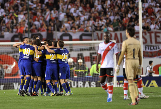 Los jugadores de Boca Juniors celebran el gol del triunfo sobre River Plate, en el superclsico del ftbol argentino.