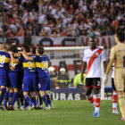 Los jugadores de Boca Juniors celebran el gol del triunfo sobre River Plate, en el superclsico del ftbol argentino.