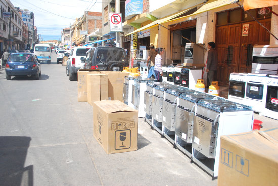 AVASALLAMIENTO. Los comerciantes de la zona del Mercado Campesino ocupan aceras y calzadas impidiendo el paso de peatones y vehculos.