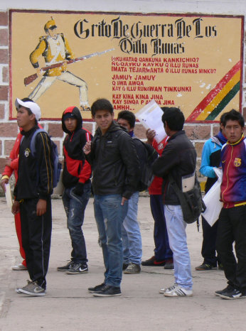 FILAS. Estudiantes llegaron a los cuarteles.