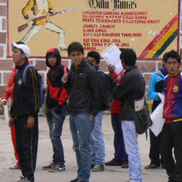 FILAS. Estudiantes llegaron a los cuarteles.