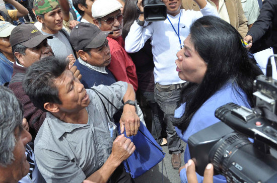 ALTERCADO. La diputada Norma Pirola (PPB-CN) intercambia palabras con un activista del MAS durante la jornada de paro en Cochabamba.