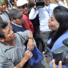 ALTERCADO. La diputada Norma Pirola (PPB-CN) intercambia palabras con un activista del MAS durante la jornada de paro en Cochabamba.